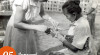 Foto seorang perawat Palang Merah yang memberikan bantuan kemanusiaan pasca Agresi Militer Belanda II sedang merawat luka di tangan seorang ibu di Yogyakarta, 5 Januari 1949.