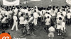 Foto aktivitas masyarakat menyampaikan aspirasi dengan membawa spanduk tentang penolakan terhadap hasil Konferensi Meja Bundar dan tuntutan penyelesaian persoalan Irian Barat di Lapangan Banteng, Jakarta, 7 Januari 1951 (Fotografer Tjuk Atmadi)