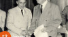 Foto Letnan Gubernur Jenderal Hindia Belanda Dr. Hubertus Johannes van Mook berjabat tangan dengan anggota Dewan Federal Sementara untuk Indonesia dalam sebuah pertemuan resmi pada 13 Januari 1948.