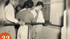 Foto antrean calon penonton membeli karcis di loket Bioskop Astoria, Jakarta, 22 April 1951